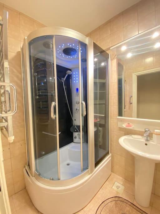 Comfy - Spacious Flat On The Kadikoey Seaside Apartment Истанбул Екстериор снимка